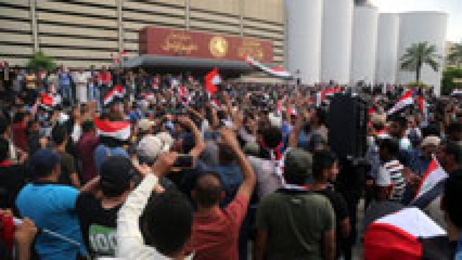 Telediario 1: Cientos de chiíes entran en Zona Verde de Bagdad y exigen un gobierno tecnócrata | RTVE Play