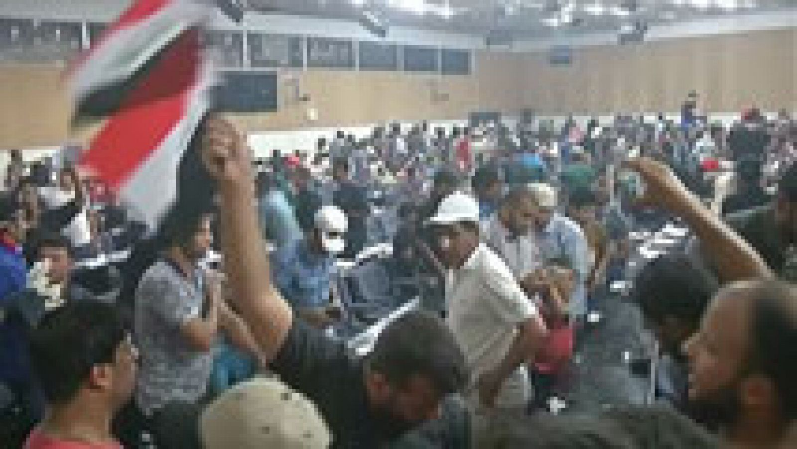 Telediario 1: En Irak, los seguidores del líder chií Muqtada al Sadr continúan congregados en la Zona Verde de Bagdad.  | RTVE Play