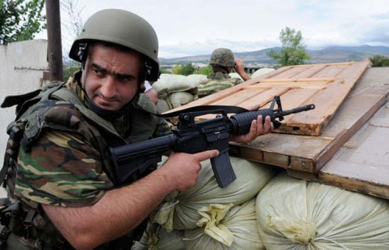 El ejército de Georgia bombardea la capital de Osetia del Sur