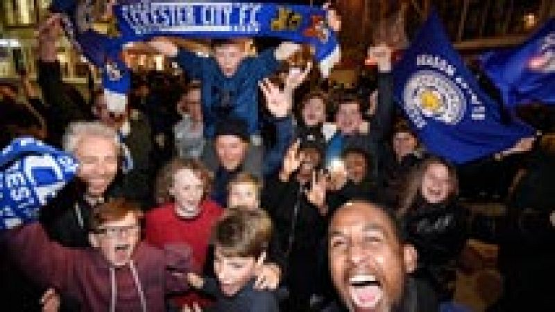 La consecución de la Premier League desató las celebraciones en Leicester. La alegría se inició en la casa de Jamie Vardy, donde lo celebraron los jugadores del campeón, y se propagó por las calles de la ciudad.