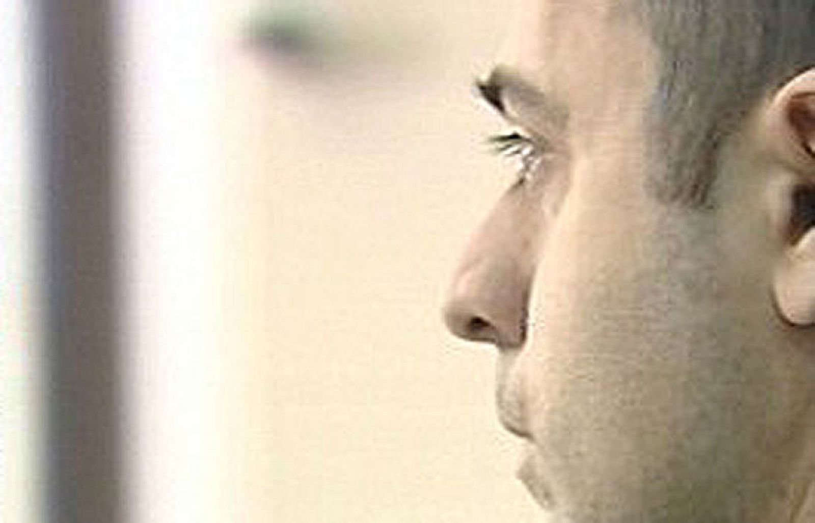 Francisco Javier P., acusado de la brutal paliza a la niña Alba que la ha dejado en silla de ruedas, dice que la encontró en el suelo después de caerse de la cama. 