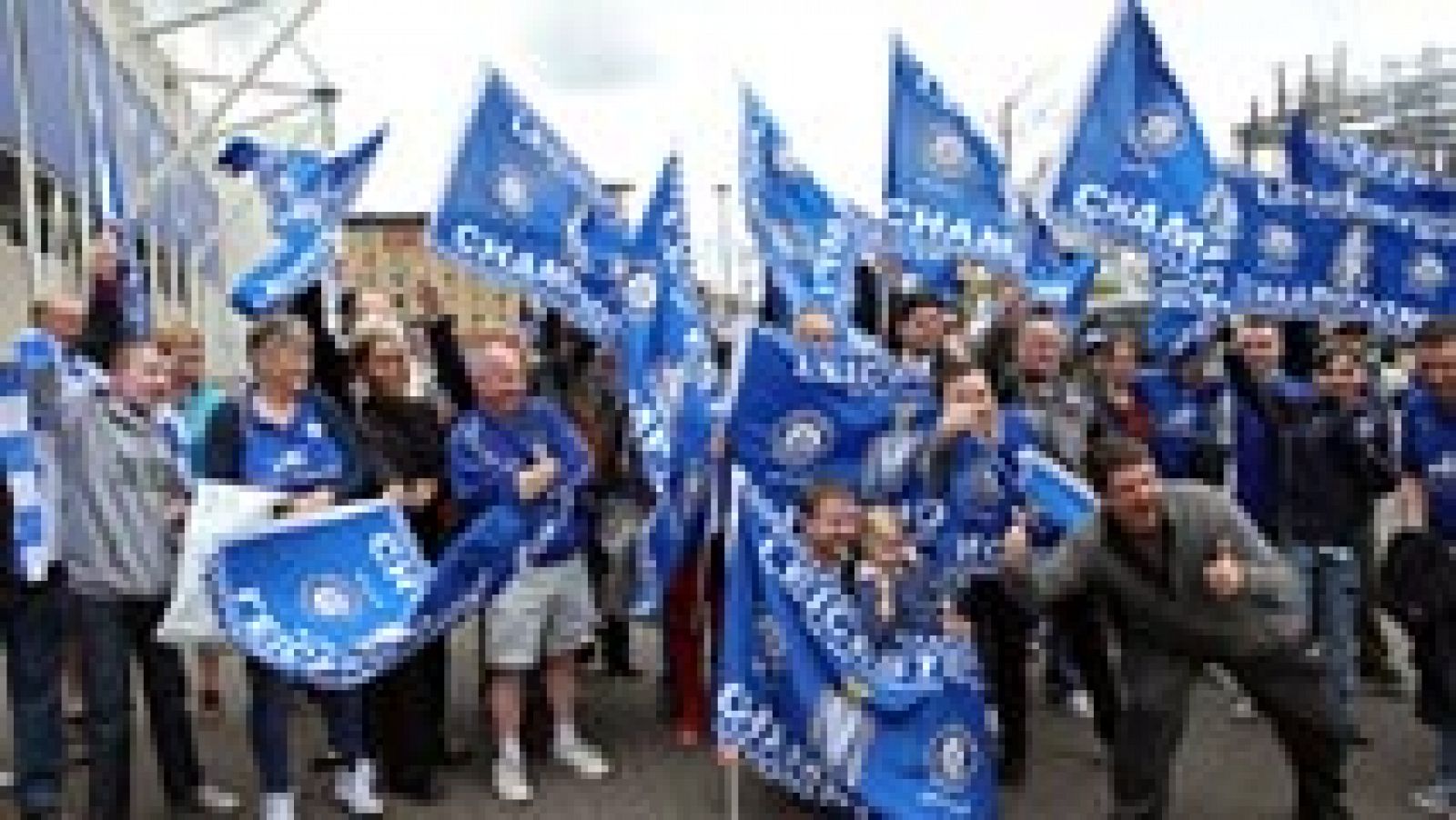 El sorprendente Leicester se ha proclamado campeón de la Premier League inglesa gracias al empate a dos del Tottenham frente al Chelsea en Stamford Bridge. Los 'foxes', como así se denomina al Leicester, consiguen el título a falta de dos jornadas para que termine el campeonato inglés.