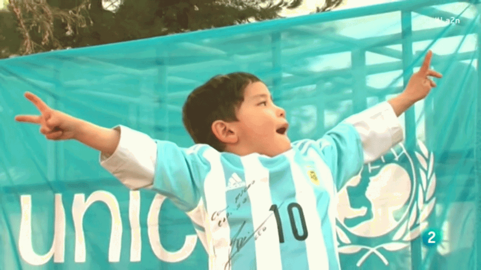La 2 Noticias - El niño de la camiseta de Messi se convierte en refugiado amenazado por los talibanes