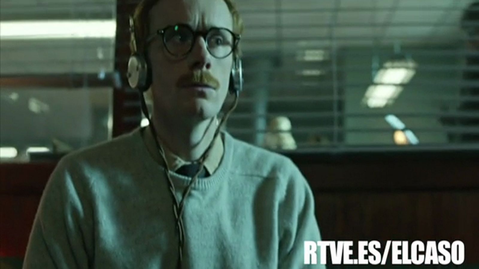 El Caso. Crónica de sucesos - Aníbal escuchando a Salvador Raya - El Caso. Crónica de sucesos | Ver