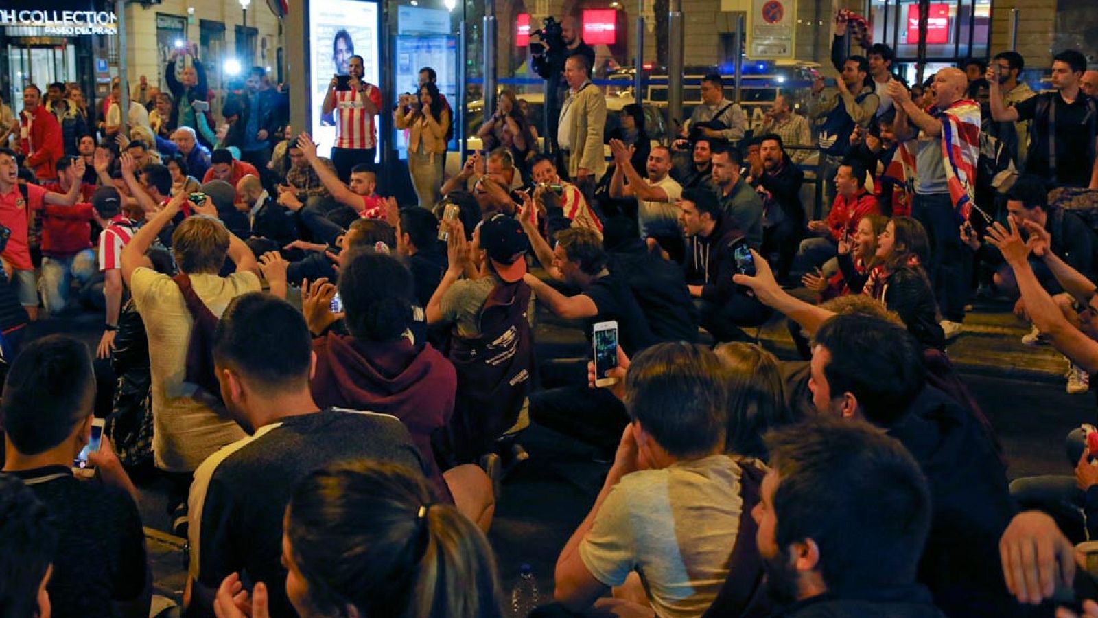 Los aficionados rojiblancos celebran en Neptuno el pase a la final | Ver