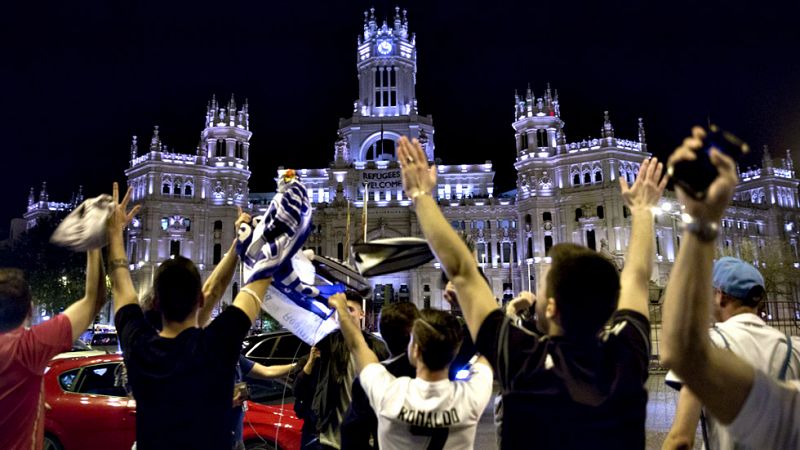Algunas decenas de aficionados del Real Madrid se han concentrado alrededor de la plaza de Cibeles, en la capital de España, para celebrar el pase de su equipo a la final de la Liga de Campeones.
