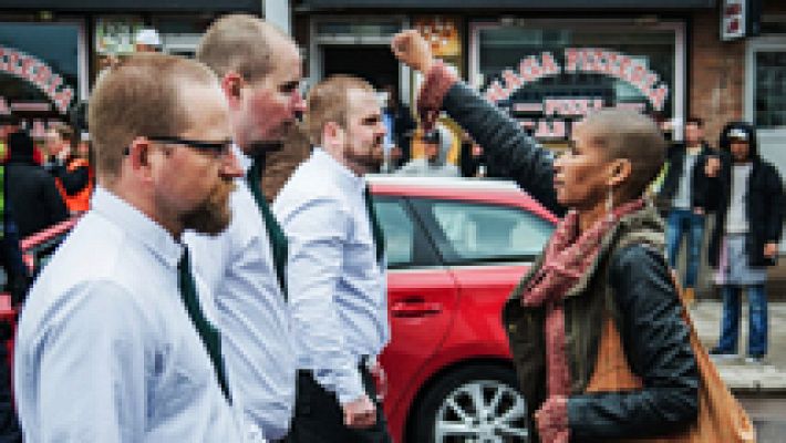 Tess Asplund y un grupo de neonazis en la localidad sueca de Borlänge
