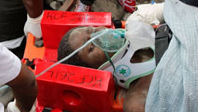 Rescatan con vida a cuatro personas tras seis días bajo los escombros del edificio de Nairobi