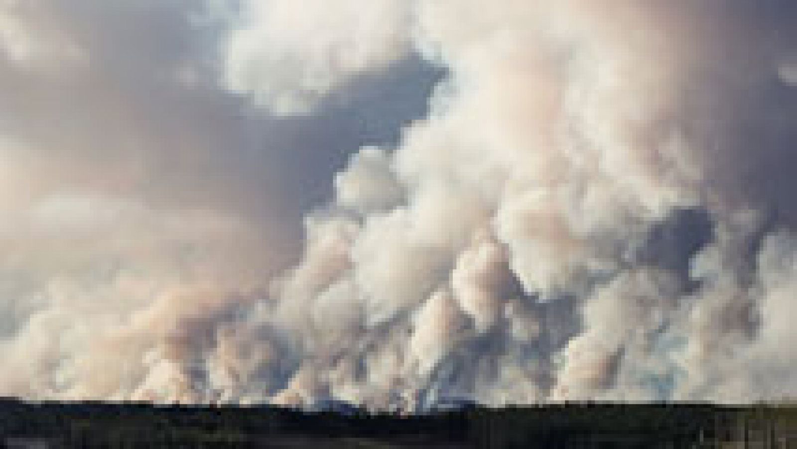 Sin programa:  Las autoridades canadienses reconocen que no pueden controlar el incendio que asola el noroeste de Canadá  desde el domingo  | RTVE Play