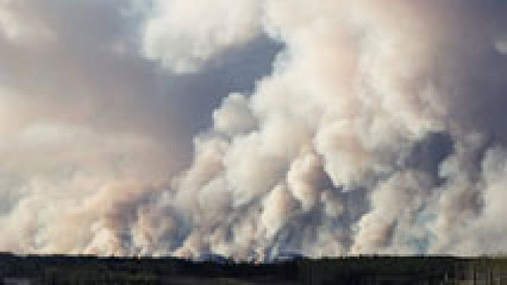  Las autoridades canadienses reconocen que no pueden controlar el incendio que asola el noroeste de Canadá  desde el domingo 
