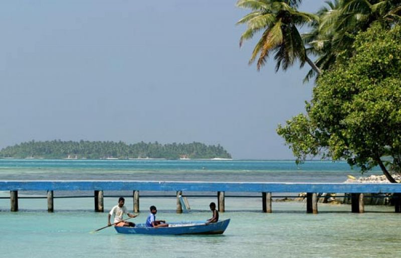 Las Islas Maldivas están a punto de desaparecer si no se pone freno al cambio climático. Este paraíso terrenal es el más interesado en hacer algo para detener el cambio climático y la subida del nivel del mar (12/12/08).