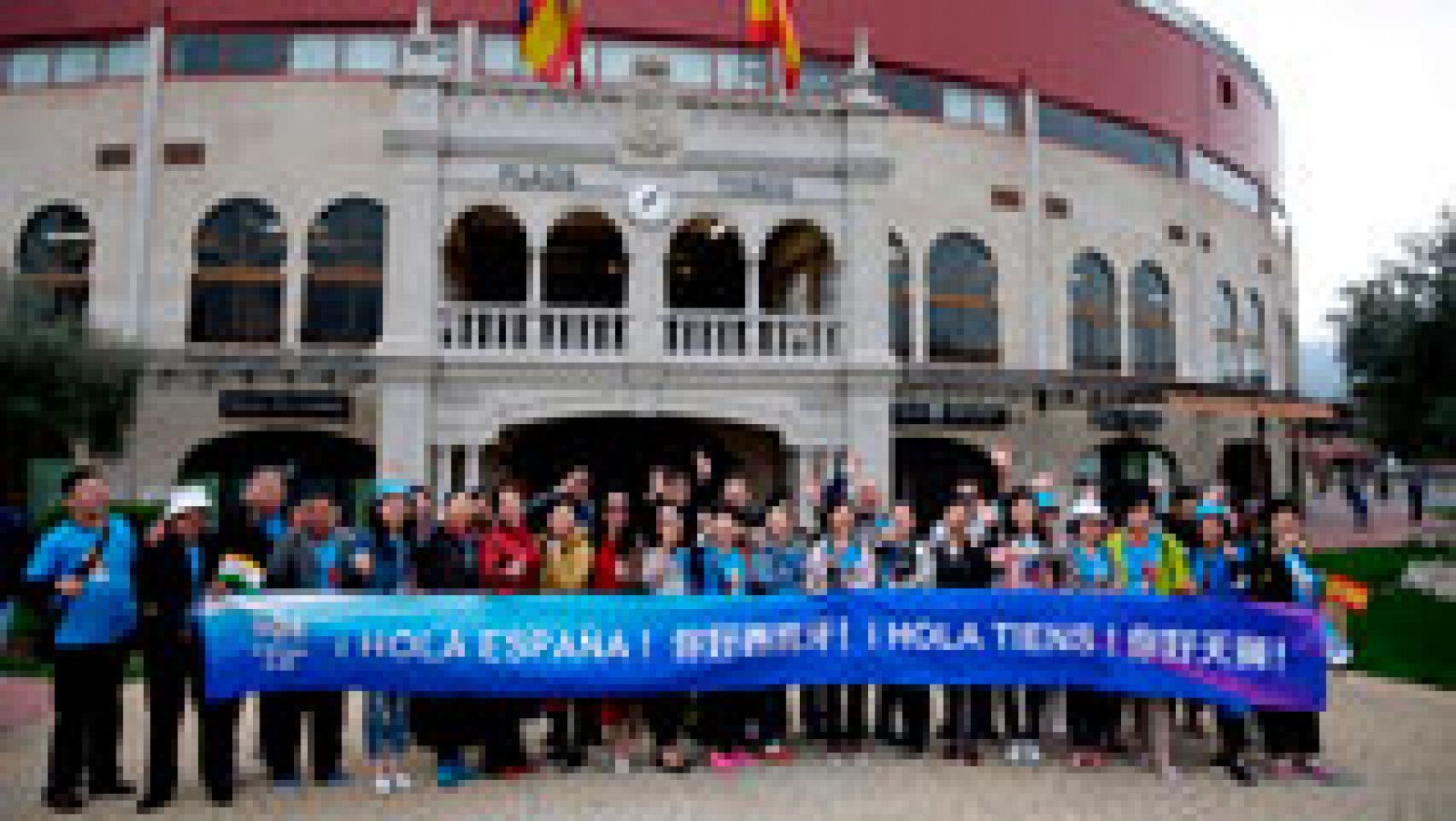 Telediario 1: La plaza de toros de Moralzarzal, en Madrid, ha sido la primera parada del día para los 2.500 trabajadores del grupo chino Tiens | RTVE Play