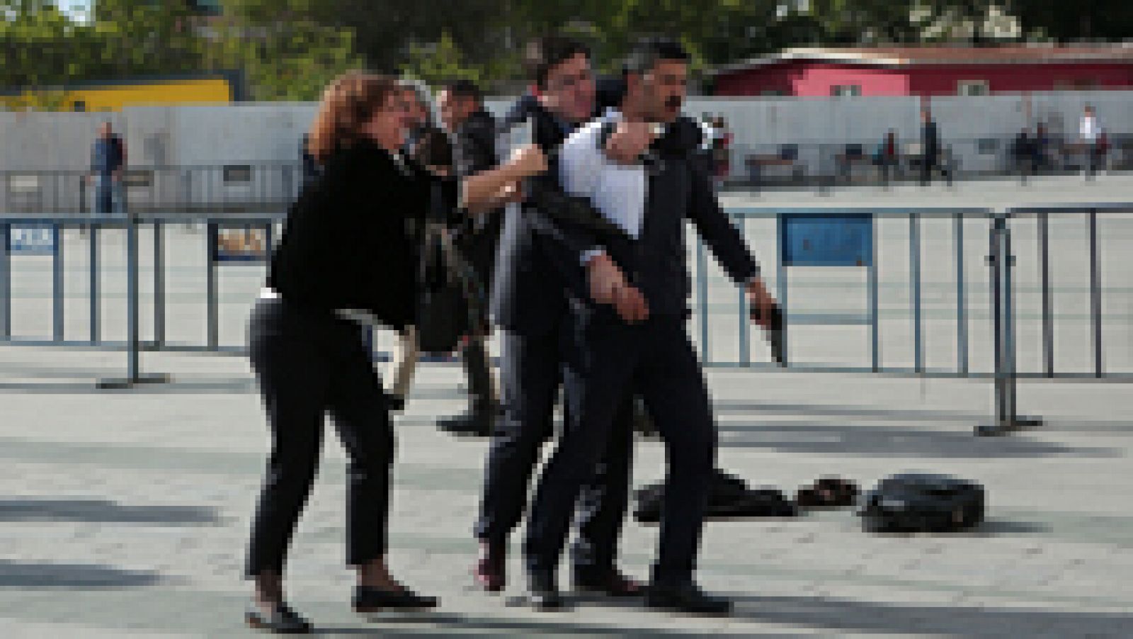 Informativo 24h: Disparan contra el periodista turco Can Dündar, juzgado por revelar secretos | RTVE Play