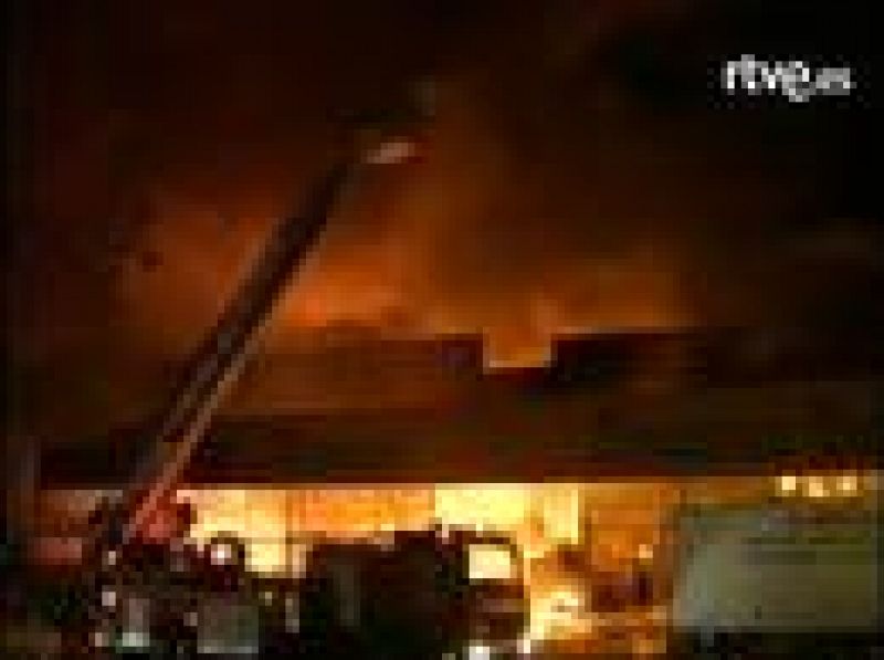 Un incendio destruye una nave industrial en Motril