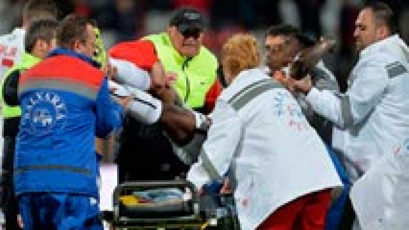 O Jogador De Futebol, Patrick Ekeng Morre Após O Colapso Durante O Jogo De  Dinamo Bucareste Imagem de Stock Editorial - Imagem de romano, colapso:  71017229