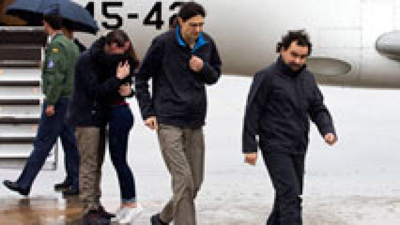Los tres periodistas liberados tras casi un año de secuestro en Siria llegan a España