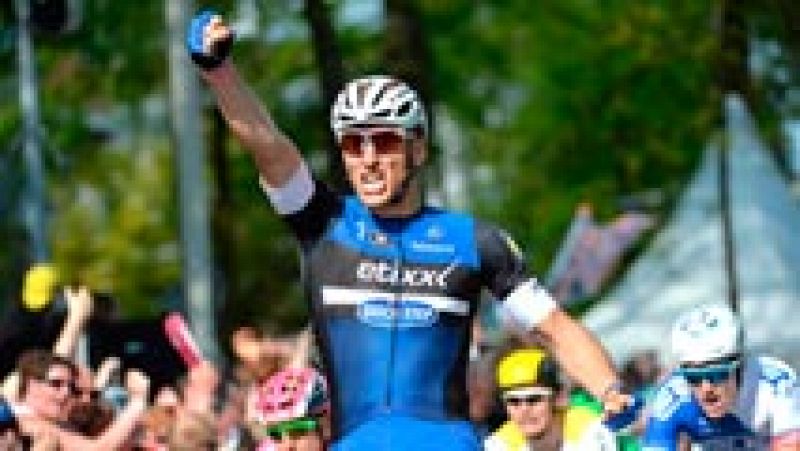 Marcel Kittel, corredor del Etixx-Quick Step, se ha adjudicado su segunda etapa consecutiva en este Giro 2016 otra vez al sprint y le arrebata el maillot rosa al holands Tom Dumoulin, lder de las dos primeras jornadas en la ronda italiana. [Giro de Italia 2016 en directo, hasta el 29 de mayo en TVE y RTVE.es]