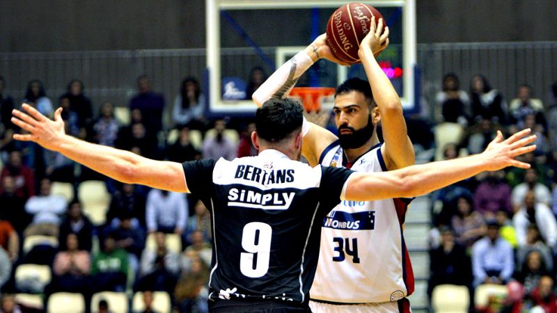 Los hombres de Moncho Fernández sumaron ante los bilbaínos una victoria muy importante para la lucha por la permanencia (93-89). Los gallegos necesitaron de una prórroga y de la mejor versión de Eimantas Bendzius para derrotar a los de Sito Alonso.