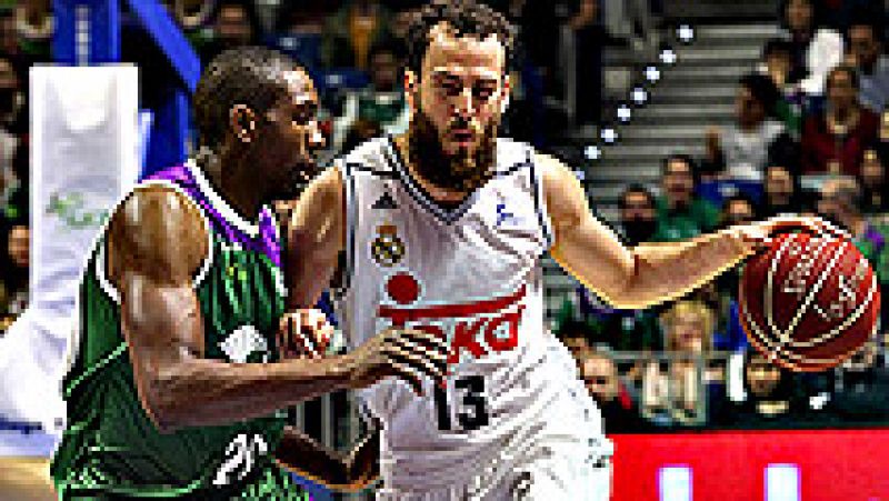 El Real Madrid continEl Real Madrid continúa persiguiendo la primera posición de la Liga Endesa, después de derrotar al Unicaja en Málaga, gracias a un último cuarto en el que los blancos fueron muy superiores.