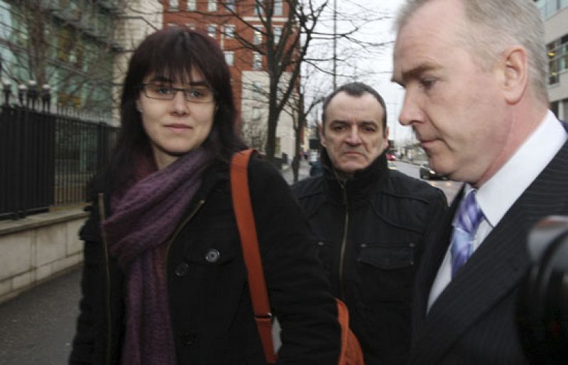  El ex preso de ETA Iñaki de Juana Chos llega entre empujones con los periodistas a los juzgados de Belfast 