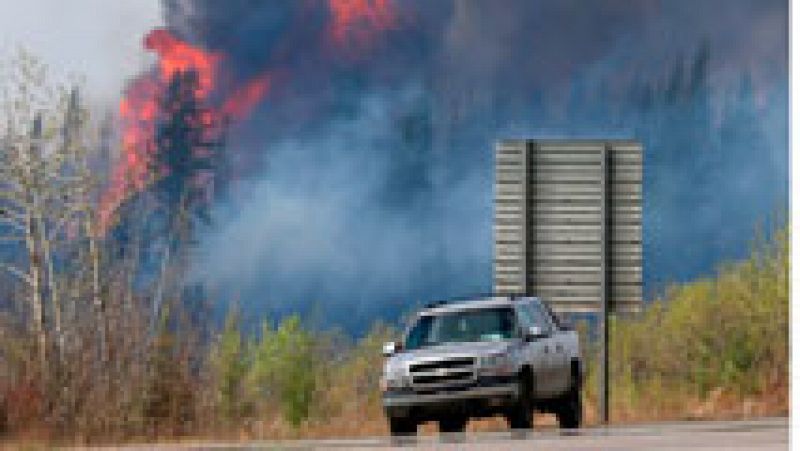 El incendio que asola el noroeste de Canadá sigue extendiéndose