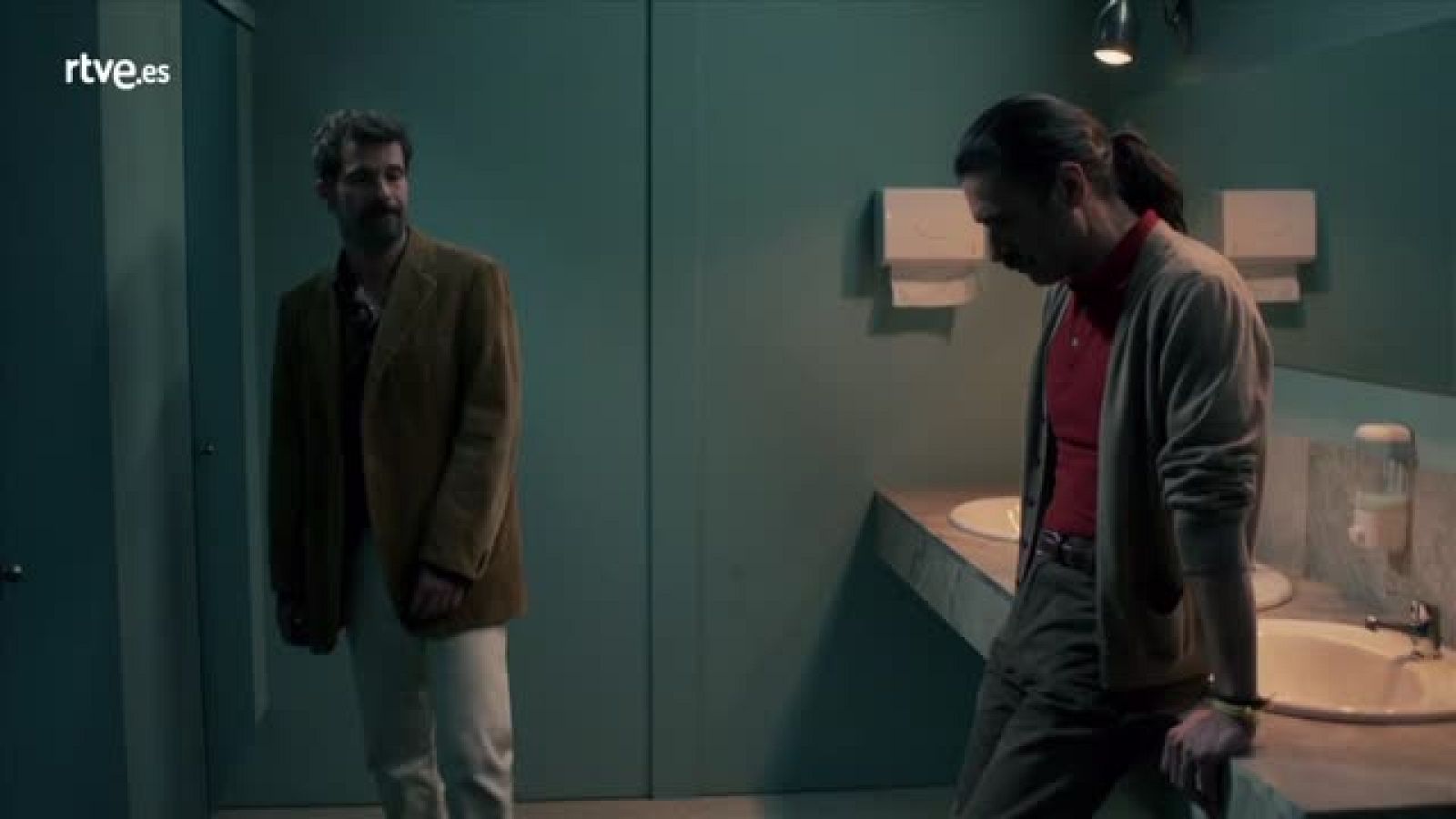 El Ministerio del Tiempo - Julián y Alonso, confidencias en el baño | Ver