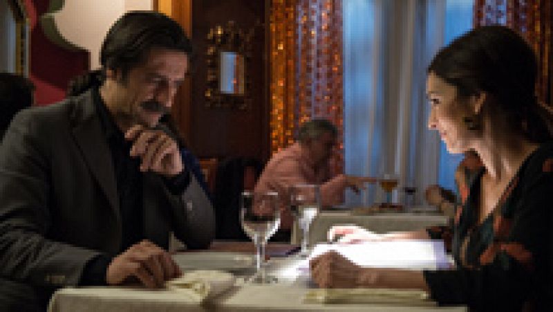 Alonso y Elena cenan juntos en un restaurante indio tras la aventura con Coln y l le confiesa que quiere estar slo con ella, despus de un intento fallido de darle celos.