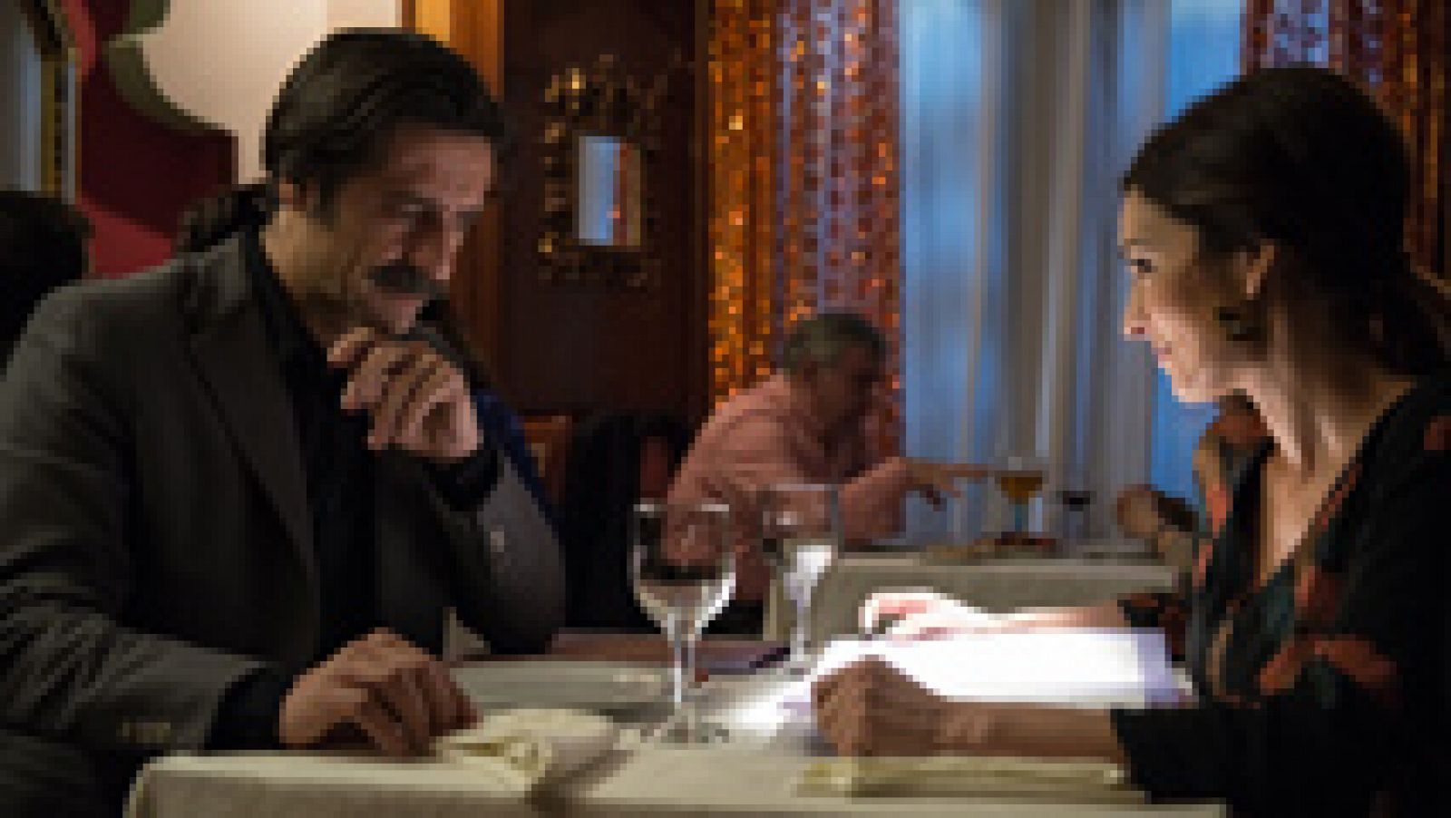 Alonso y Elena cenan juntos en un restaurante indio tras la aventura con Colón y él le confiesa que quiere estar sólo con ella, después de un intento fallido de darle celos.