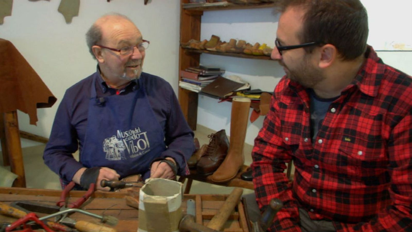 Cómo se hacen los zapatos artesanos