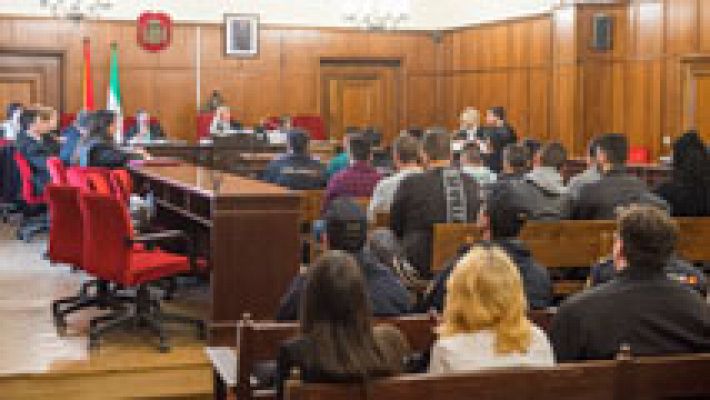 Telediario 1 - La Fiscalía rebaja a 41 años la petición de cárcel para los acusados de 'Los Perla' por la muerte de una niña en un tiroteo