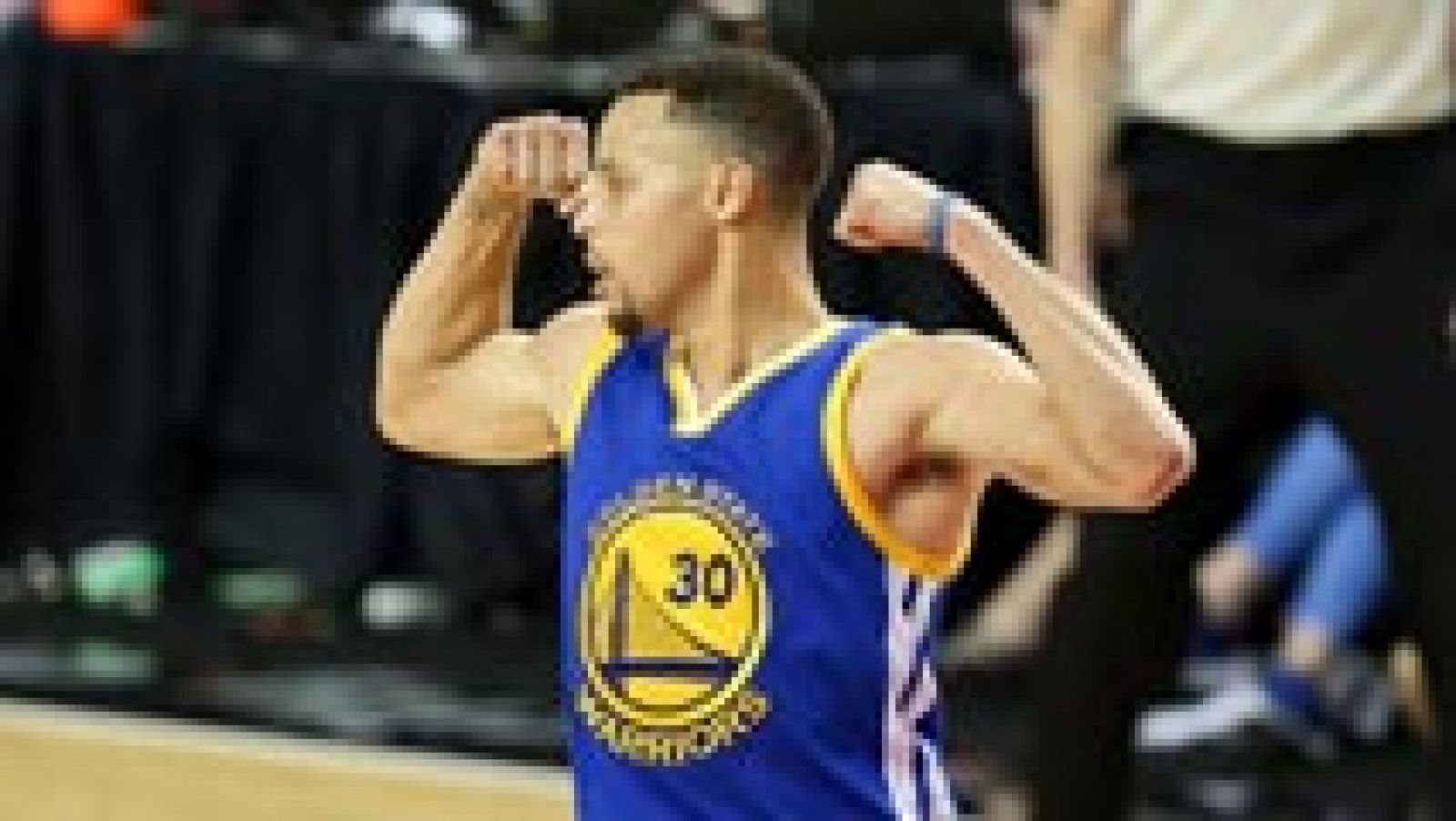Curry acaba de volver de una lesión y ha vuelto a demostrar que es el mejor jugador de baloncesto del mundo ahora mismo. Después de varios partidos sin jugar, reapareció para batir un récord: 17 puntos en una prórroga y poner 3-1 la eliminatoria de los Warriors ante los Trail Blazers.