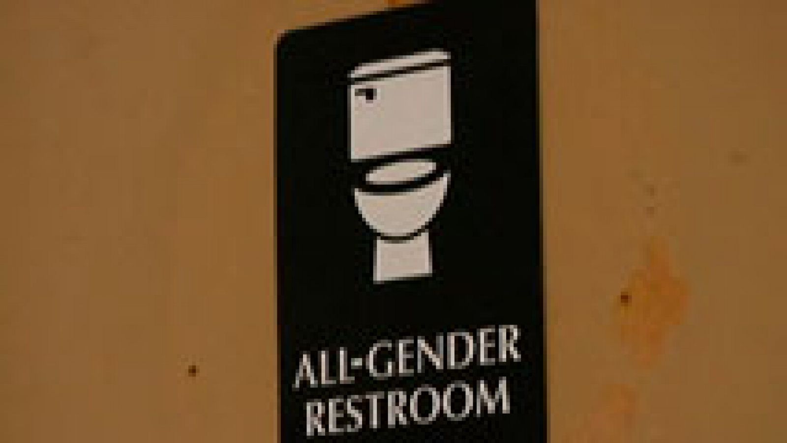 Telediario 1: Polémica en EE.UU por el trámite de una norma para convertir los urinarios públicos en 'unisex' | RTVE Play