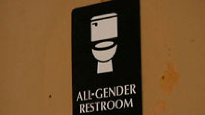 Polémica en EE.UU por el trámite de una norma para convertir los urinarios públicos en 'unisex'