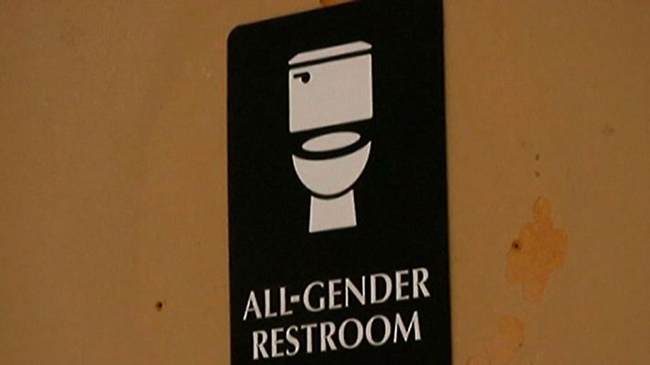 Telediario 1 - Polémica en EE.UU por el trámite de una norma para convertir los urinarios públicos en 'unisex'