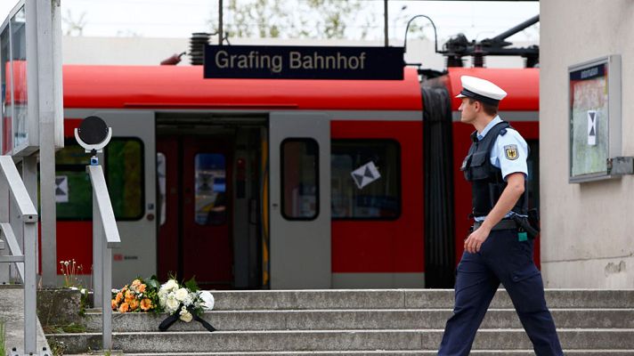 Telediario 1 - Un hombre mata a una persona a cuchilladas y hiere a otras tres en una estación de tren en Alemania