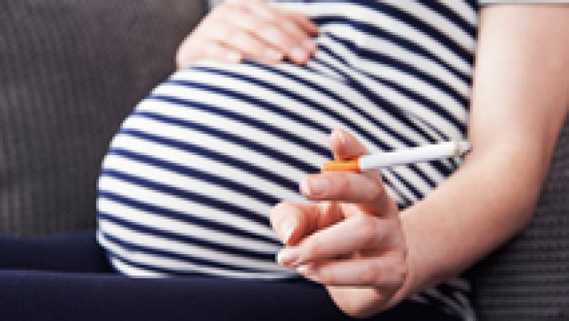 La sanidad pública francesa ha puesto en marcha un proyecto para que las embarazadas dejen de fumar. El incentivo: cheques regalo por valor de 300 euros. La candidata pasará por controles severos y seguirá supervisada después de tener al bebé.