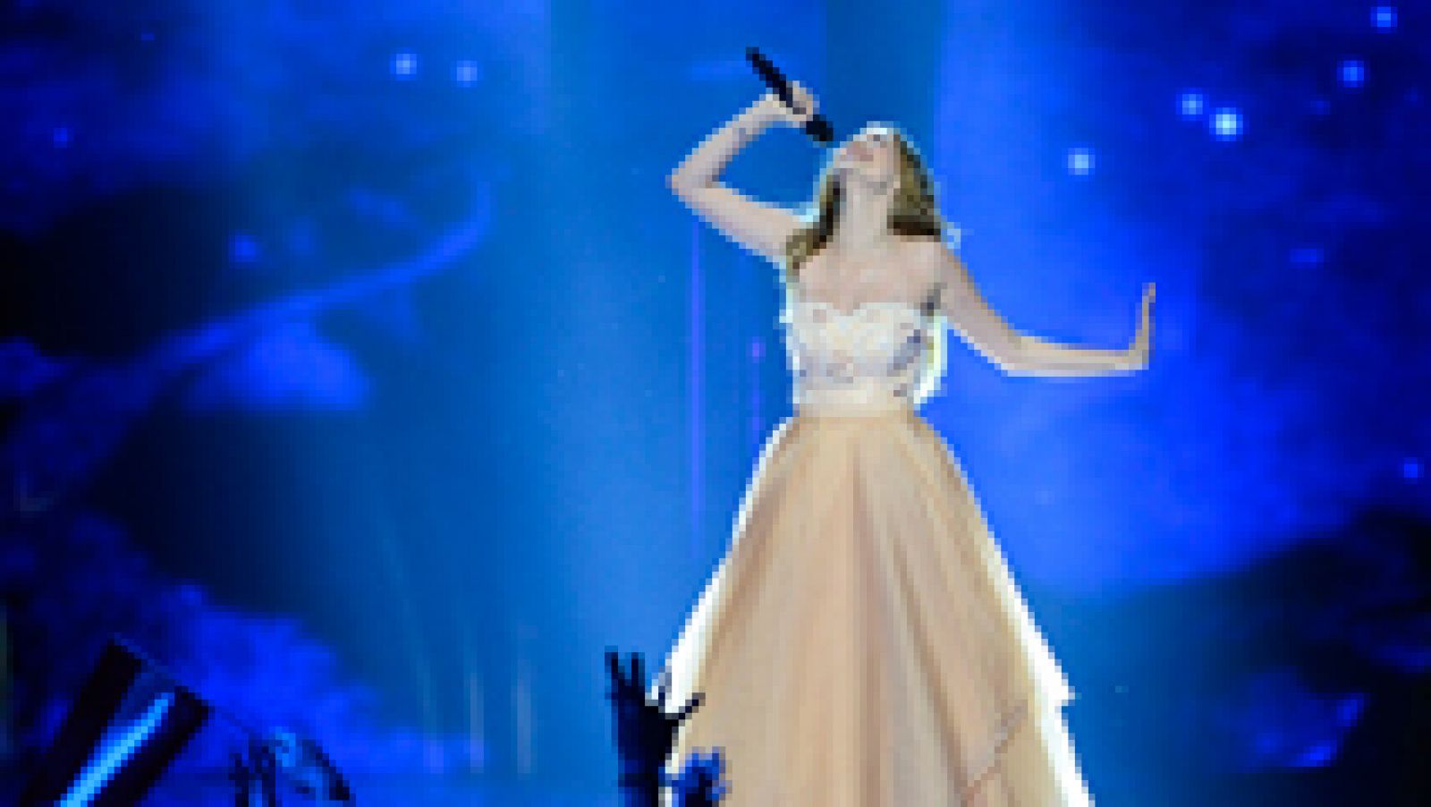 Eurovisión 2016 - Semifinal 1 - La representante de Austria Zoe interpreta 'Loin d'ici'