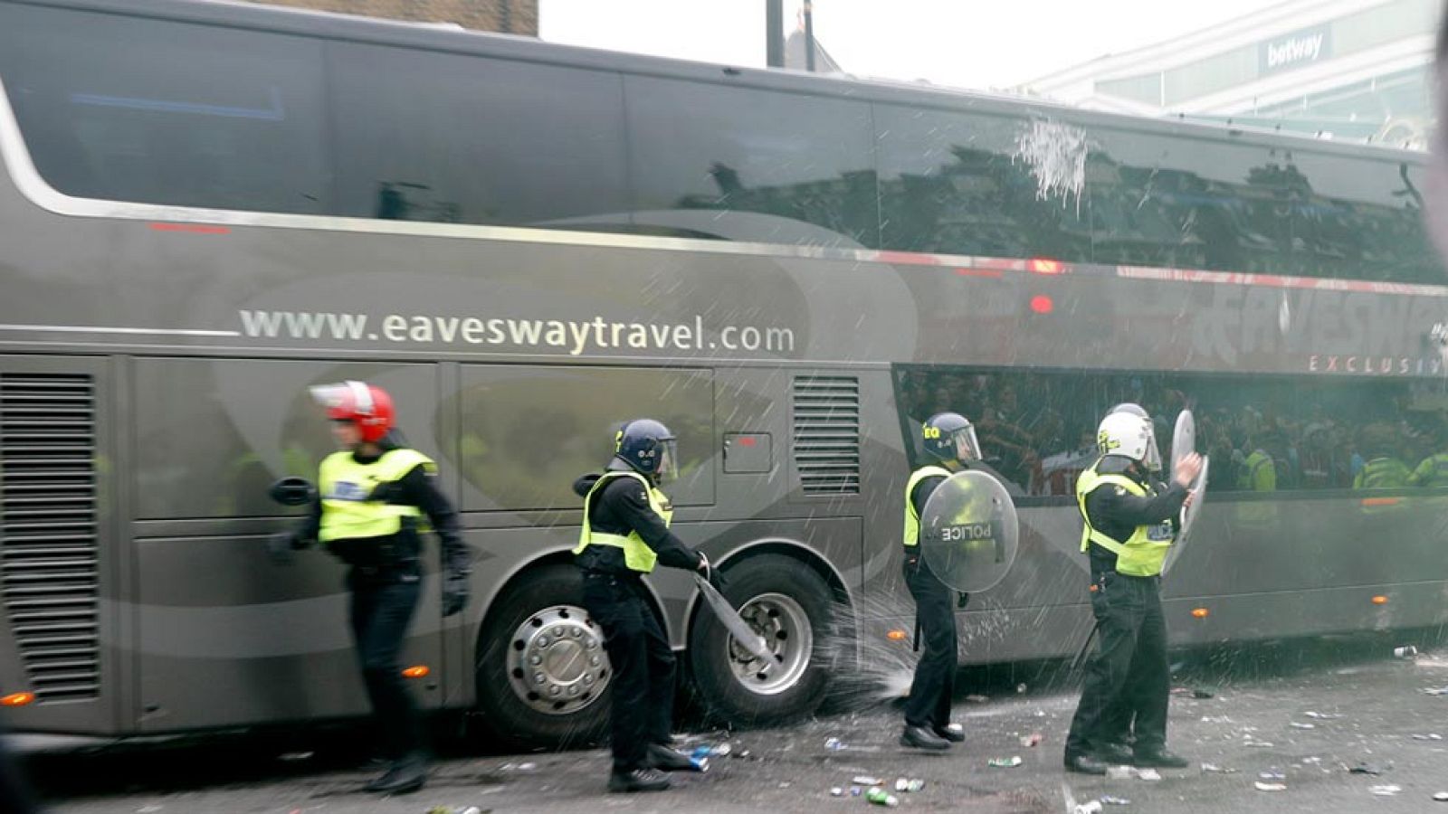 El autobús del Manchester United fue apedreado este martes en su llegada a Upton Park, el estadio del West Ham, sin daños físicos en los integrantes de la plantilla 'red devil', pero sí materiales, motivo que retrasó la disputa del partido en 45 minutos.