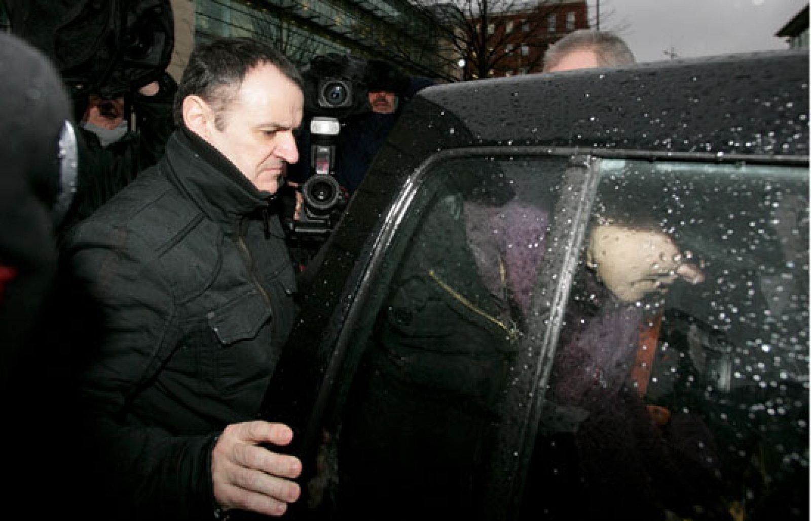 El juez norirlandés que preside el proceso de extradición a España de José Ignacio de Juana Chaos ha aplazado su decisión hasta una nueva vista para sopesar si precisa más información de las autoridades españolas.