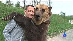 Comando Actualidad - Uno más de la família - Un oso como animal de compañía