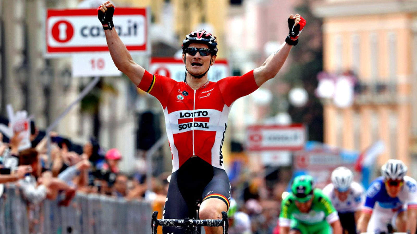 El ciclista alemán André Greipel (Lotto Soudal) se ha impuesto  este miércoles en la quinta etapa del Giro de Italia, disputada entre  Praia a Mare y Benevento sobre 233 kilómetros, después de que su  equipo colaborara en la neutralización de una lar