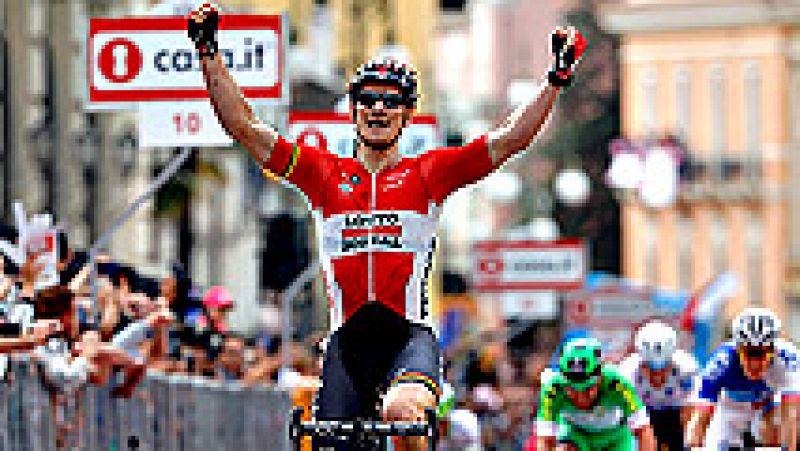 El ciclista alemn Andr Greipel (Lotto Soudal) se ha impuesto  este mircoles en la quinta etapa del Giro de Italia, disputada entre  Praia a Mare y Benevento sobre 233 kilmetros, despus de que su  equipo colaborara en la neutralizacin de una lar