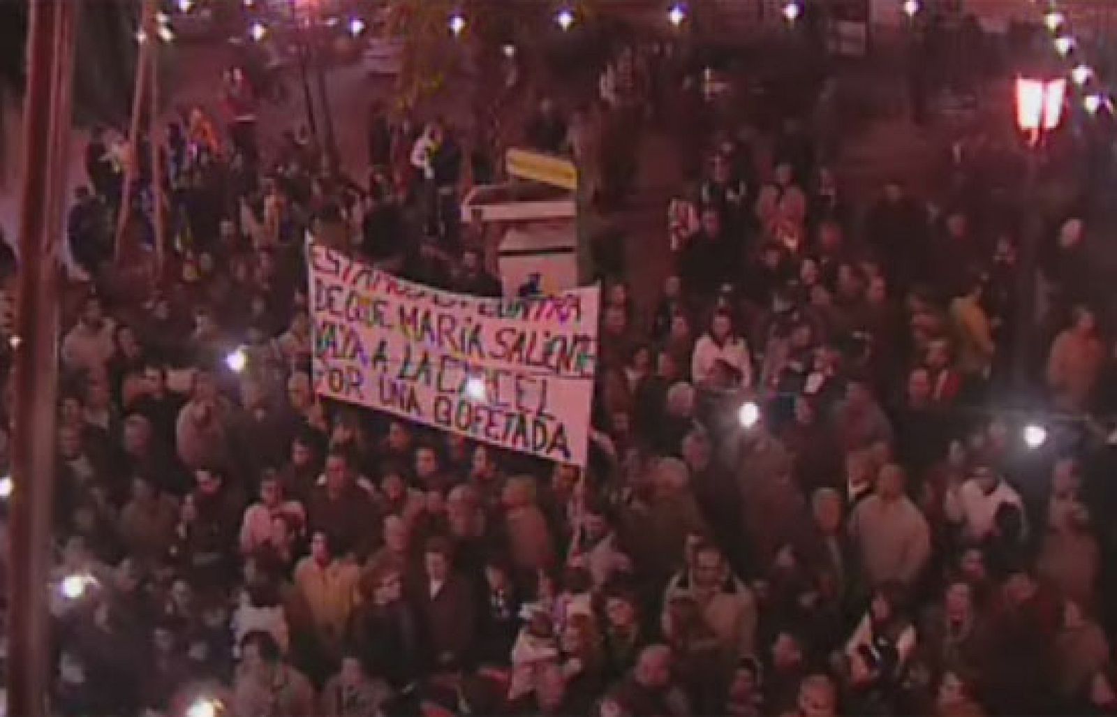 Los vecinos de Pozo Alcón, en Jaén se han concentrado para apoyar a la mujer condenada a 45 días de prisión y a un año de alejamiento de su hijo por pegarle.