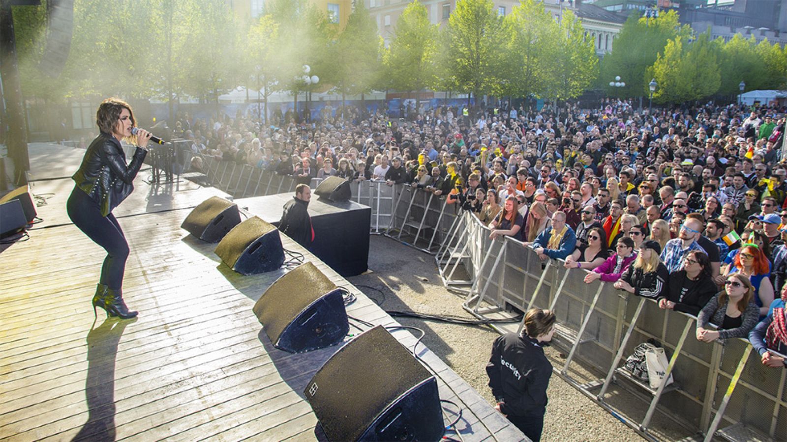 La representante española en Eurovisión 2016 ha cantado 'Say yay' y otros temas de su disco ante eurofans europeos en el Eurovillage, en el centro de Estocolmo.