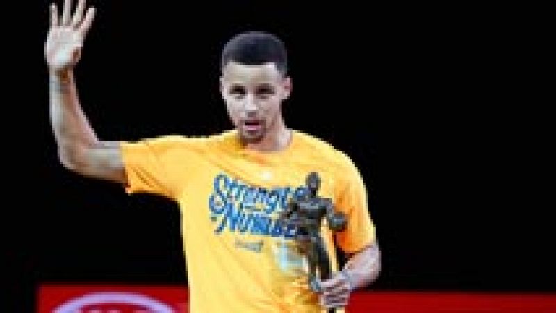 Curry celebra su 'MVP' con la final de conferencia | Ver