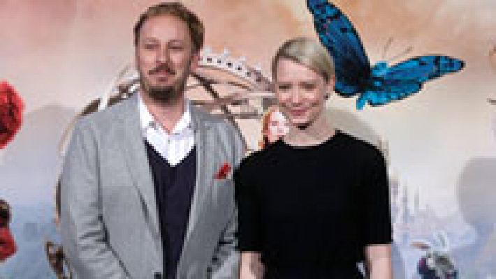 Cultura en Rtve.es - RTVE.es entrevista a Mia Wasikowska y James Bobin, protagonista y director de 'Alicia a través del espejo'