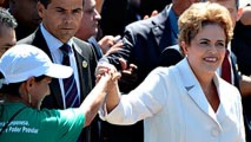Dilma Rousseff deja la presidencia con un baño de multitudes