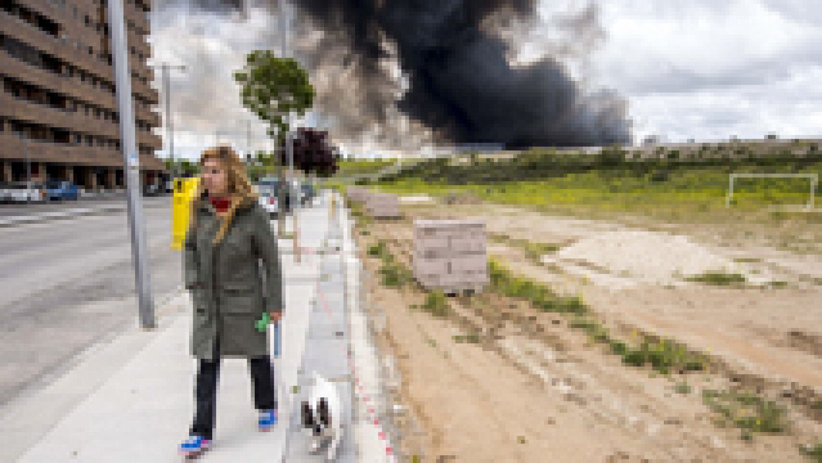 Telediario 1: Así han vivido los vecinos el incendio del cementerio de neumáticos de Seseña | RTVE Play