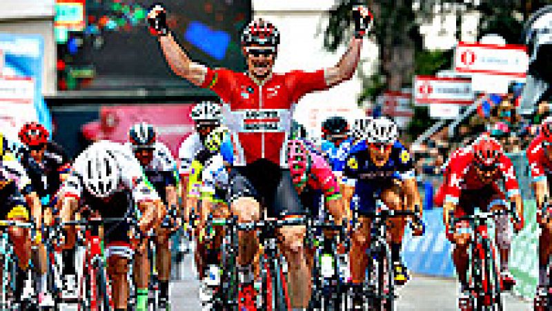 El alemán André Greipel (Lotto Soudal) volvió a mostrarse intratable al esprint y logró el doblete en la presente edición del Giro al adjudicarse la séptima etapa disputada entre Sulmona y Foligno con un recorrido de 211 kilómetros, en la que el hola