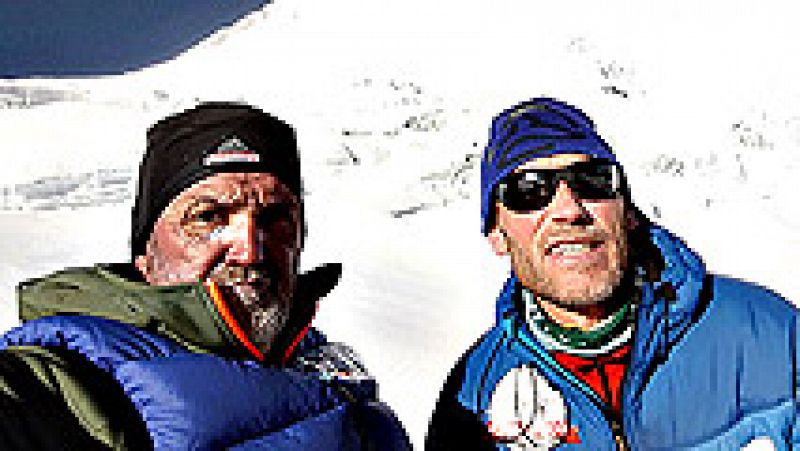 Juanito Oiarzabal y Alberto Zerain han alcanzado los 7.100 metros de altura en el Dhaulagiri (8.167 metros) y esperan ya desde el campo base una ventana de buen tiempo para el ataque final a la cima. 